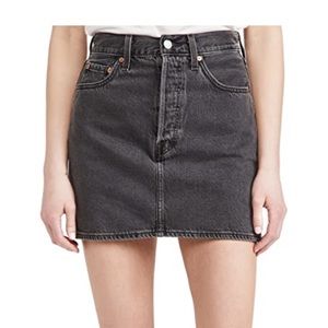 Levi’s Ribcage skirt / size 27 / Excellent condition / Washed noir black